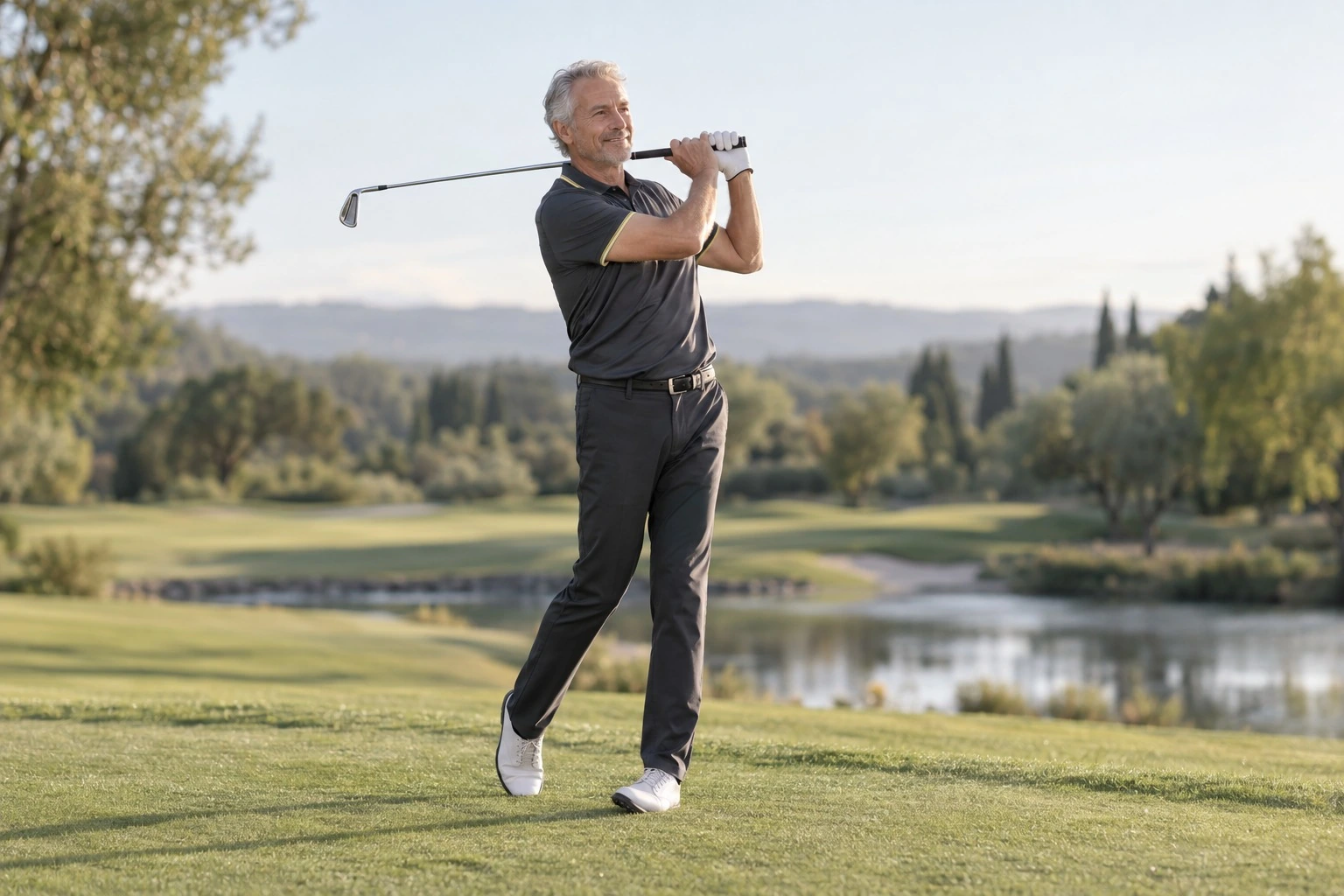 KI-generierte Beispielaufnahme: älterer Freizeitgolfer mit Golfschläger auf einem Golfplatz